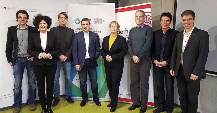 Dr. Jürgen Stumpp together with Antje Leminsky, Chairman of the Board Grenke AG; Jan Wiesenberger, Director FZI Forschungszentrum Informatik; Roman Melcher, Managing Director dm-drogerie markt and dmTECH; Gabriele Luczak-Schwarz, First Mayor of the City of Karlsruhe; Matthias Hornberger, Chairman of the Board CyberForum e. V.; Stephan Müller, Managing Director inovex GmbH; Prof. Dr. Thomas Hirth (represented by Prof. Michael Decker), Presidium KIT